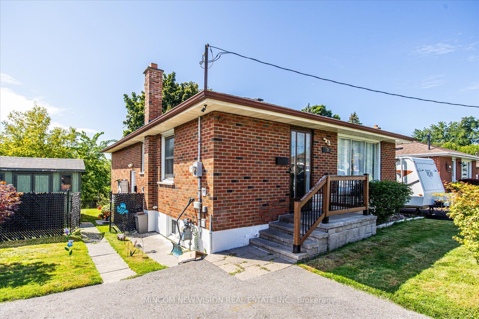 371 Rossland Rd E