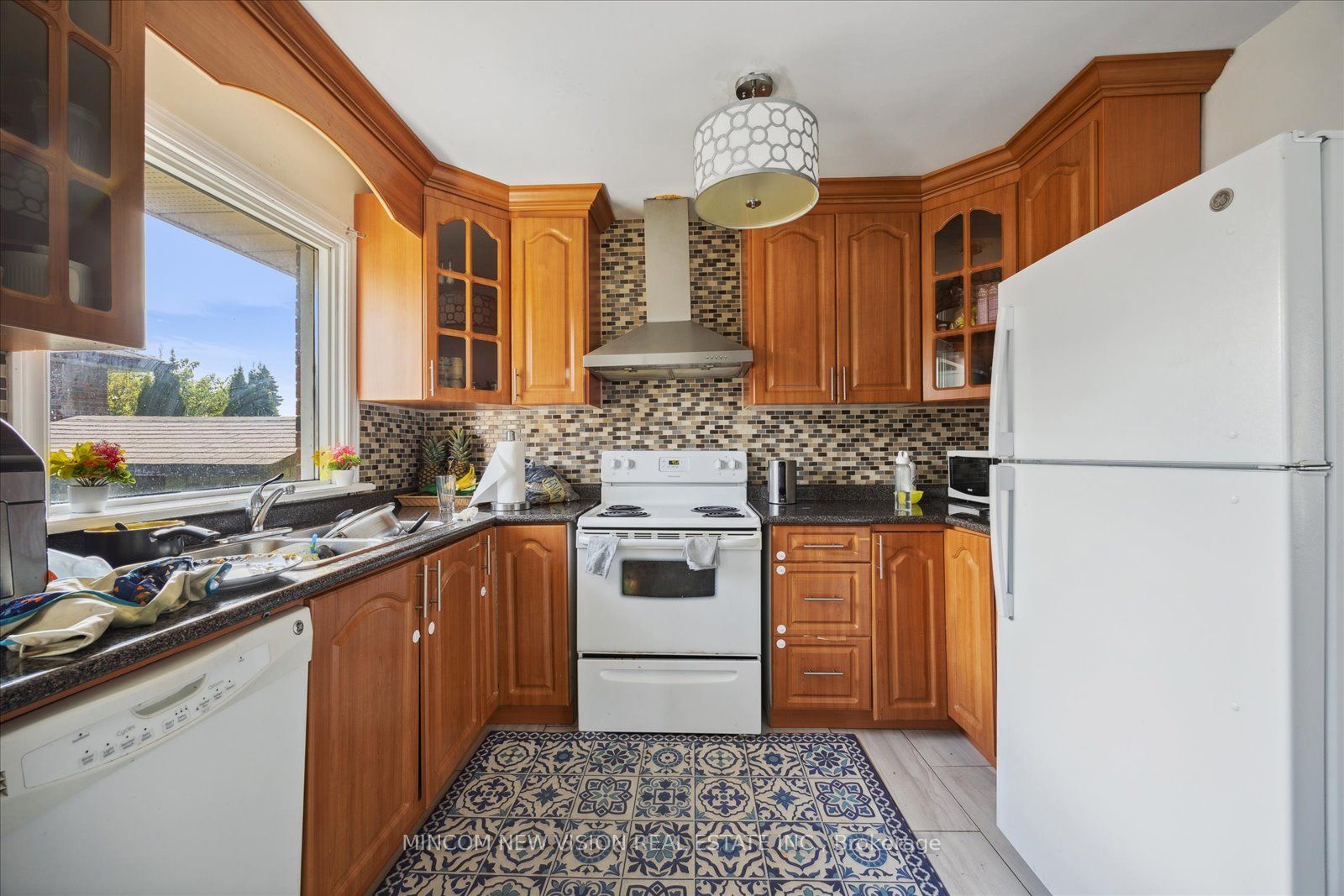 371 Rossland Rd E