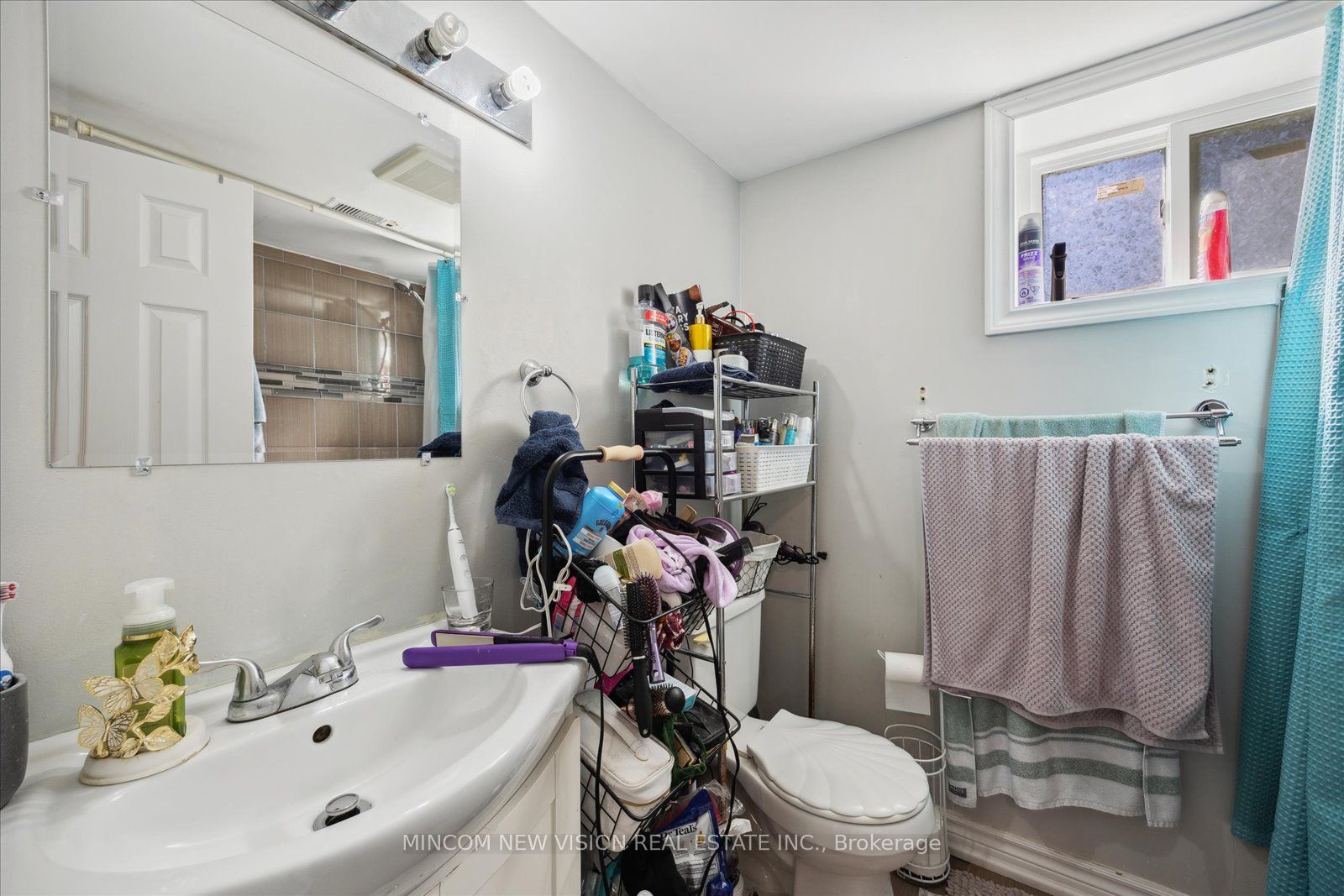 371 Rossland Rd E