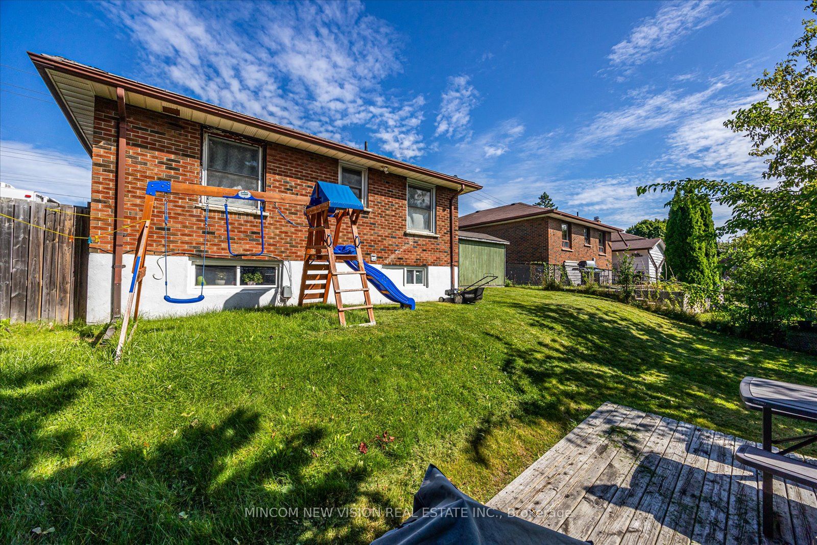 371 Rossland Rd E