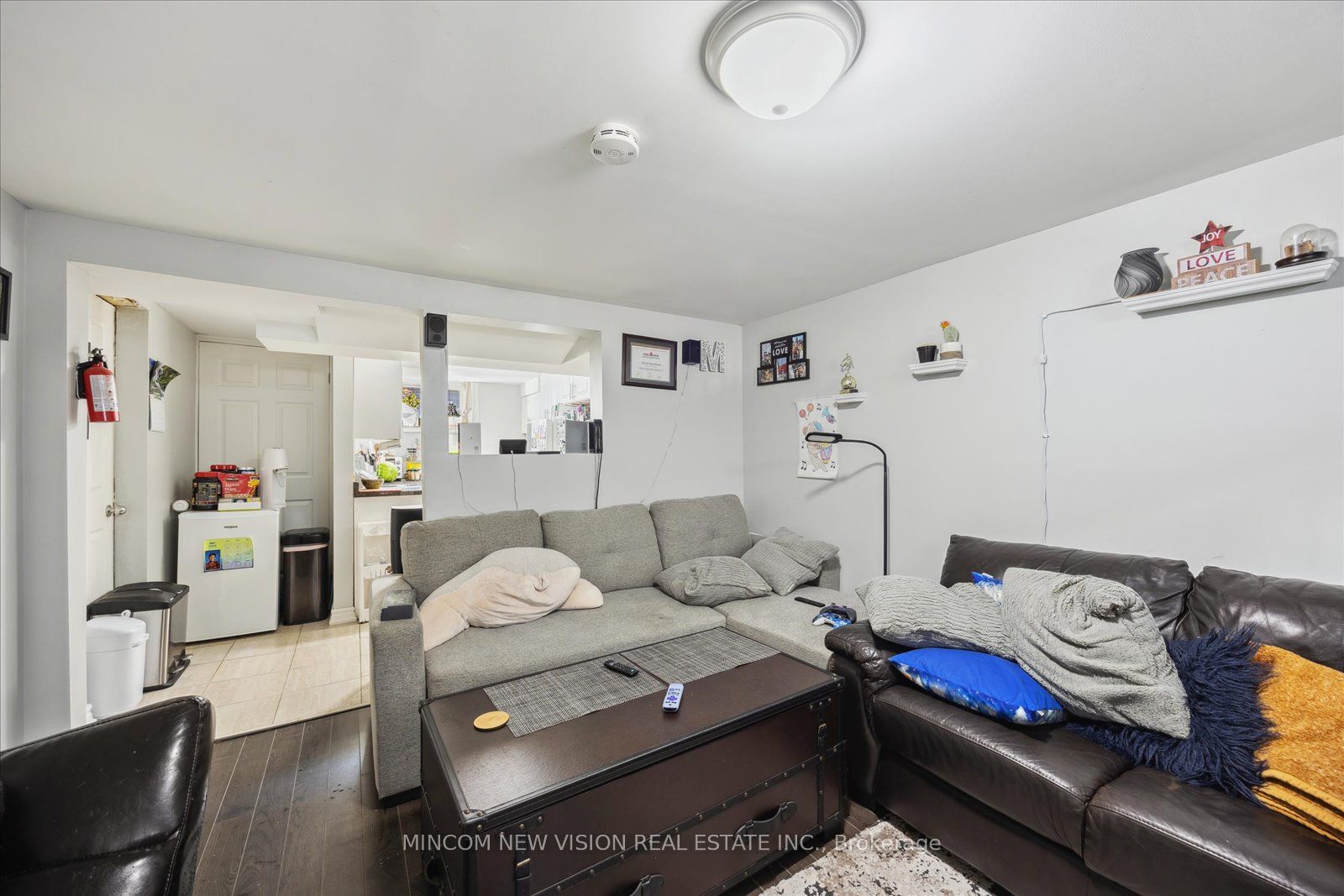 371 Rossland Rd E