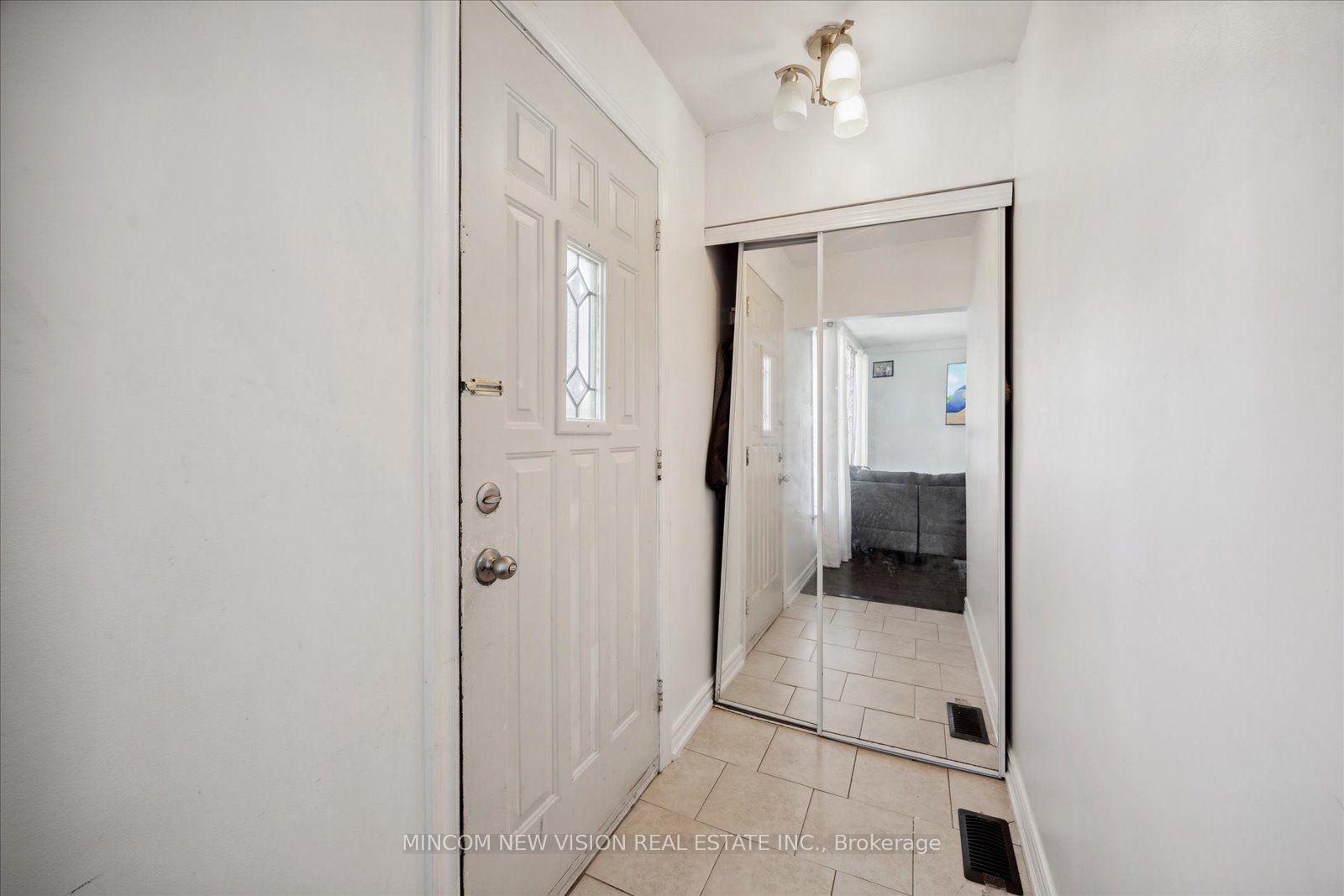 371 Rossland Rd E