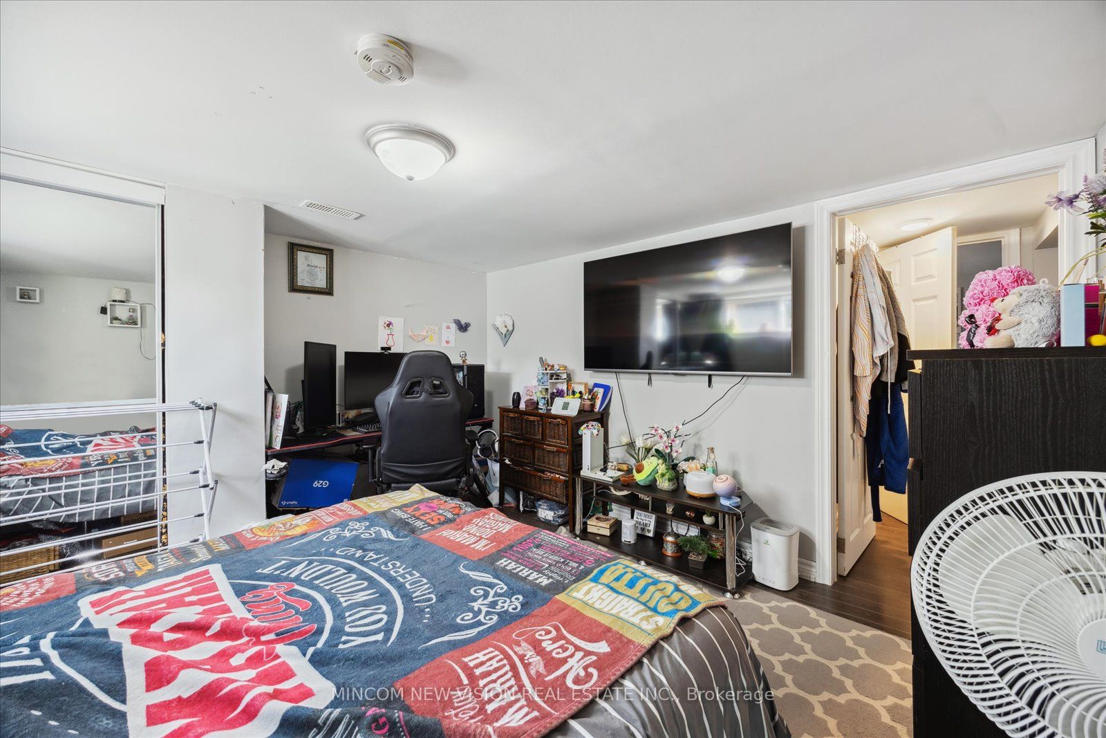 371 Rossland Rd E