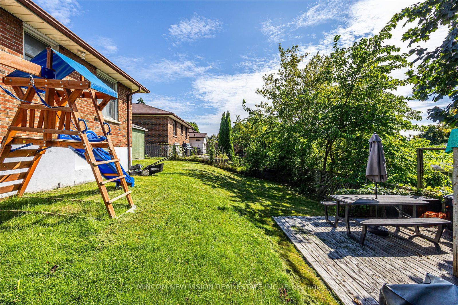 371 Rossland Rd E