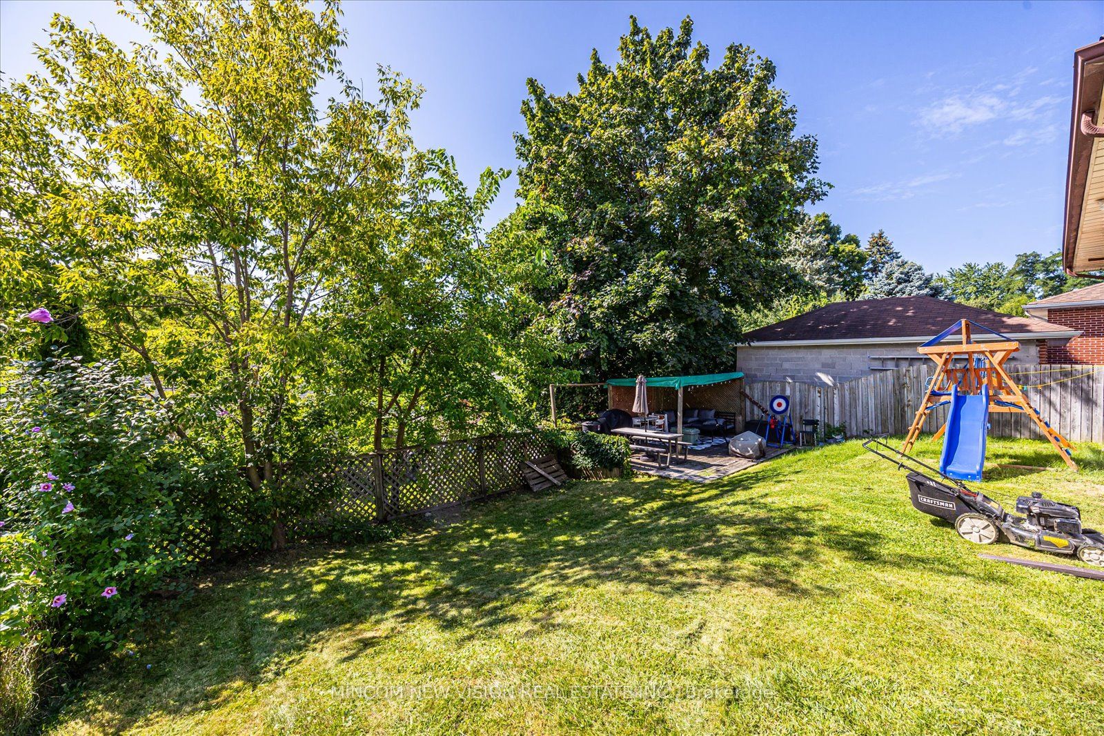 371 Rossland Rd E