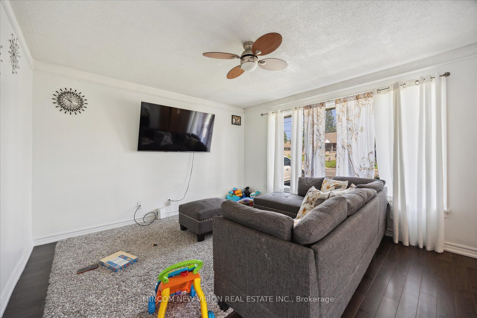 371 Rossland Rd E