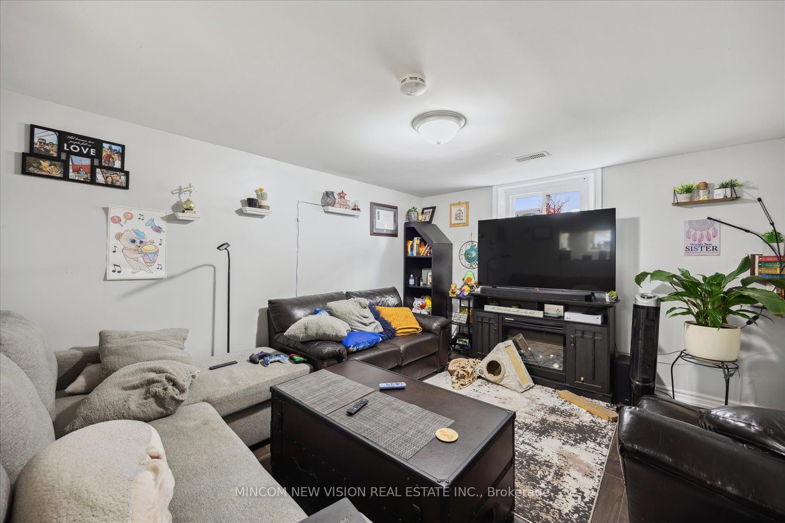 371 Rossland Rd E