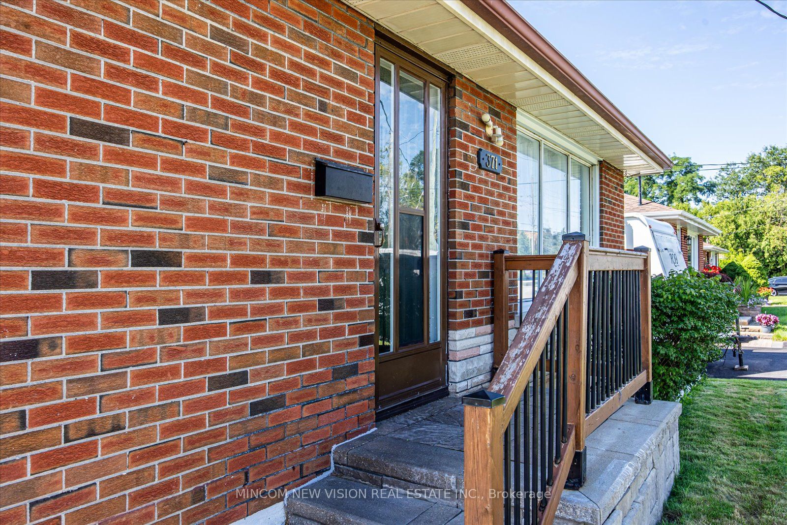 371 Rossland Rd E