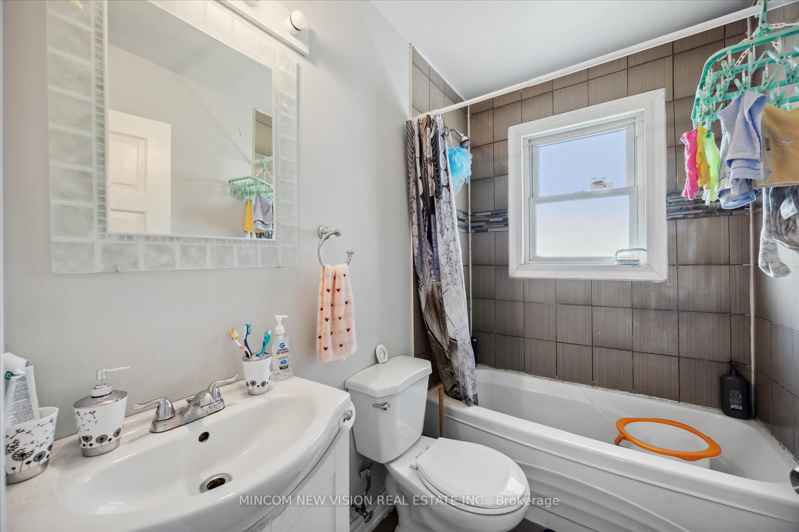 371 Rossland Rd E