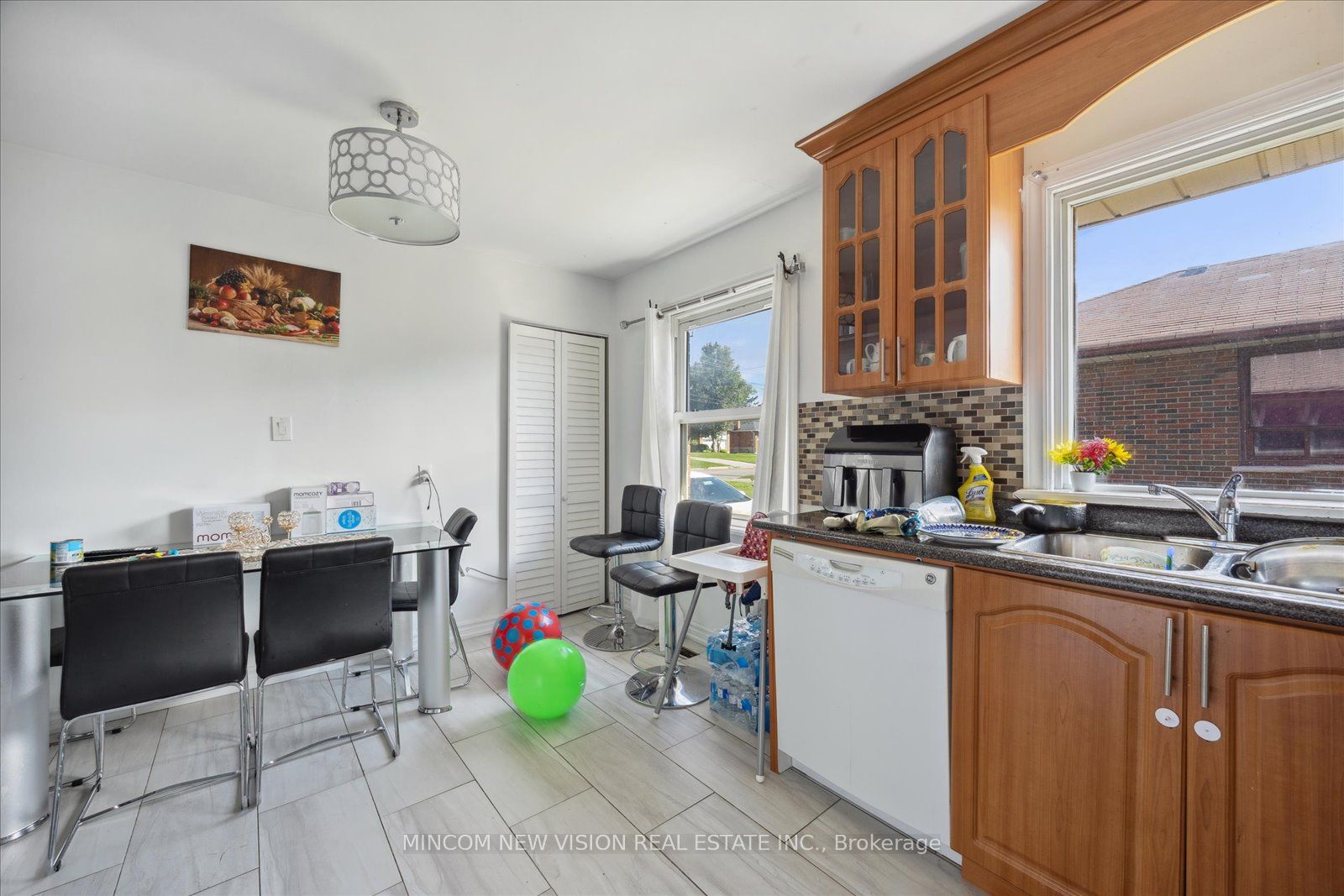 371 Rossland Rd E
