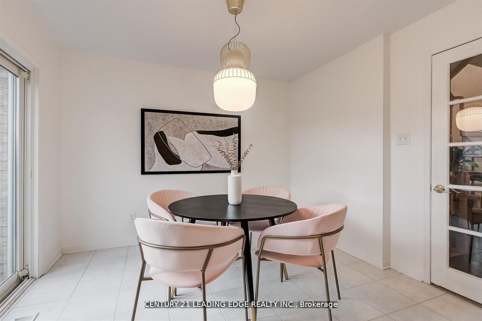 215 Andona Cres