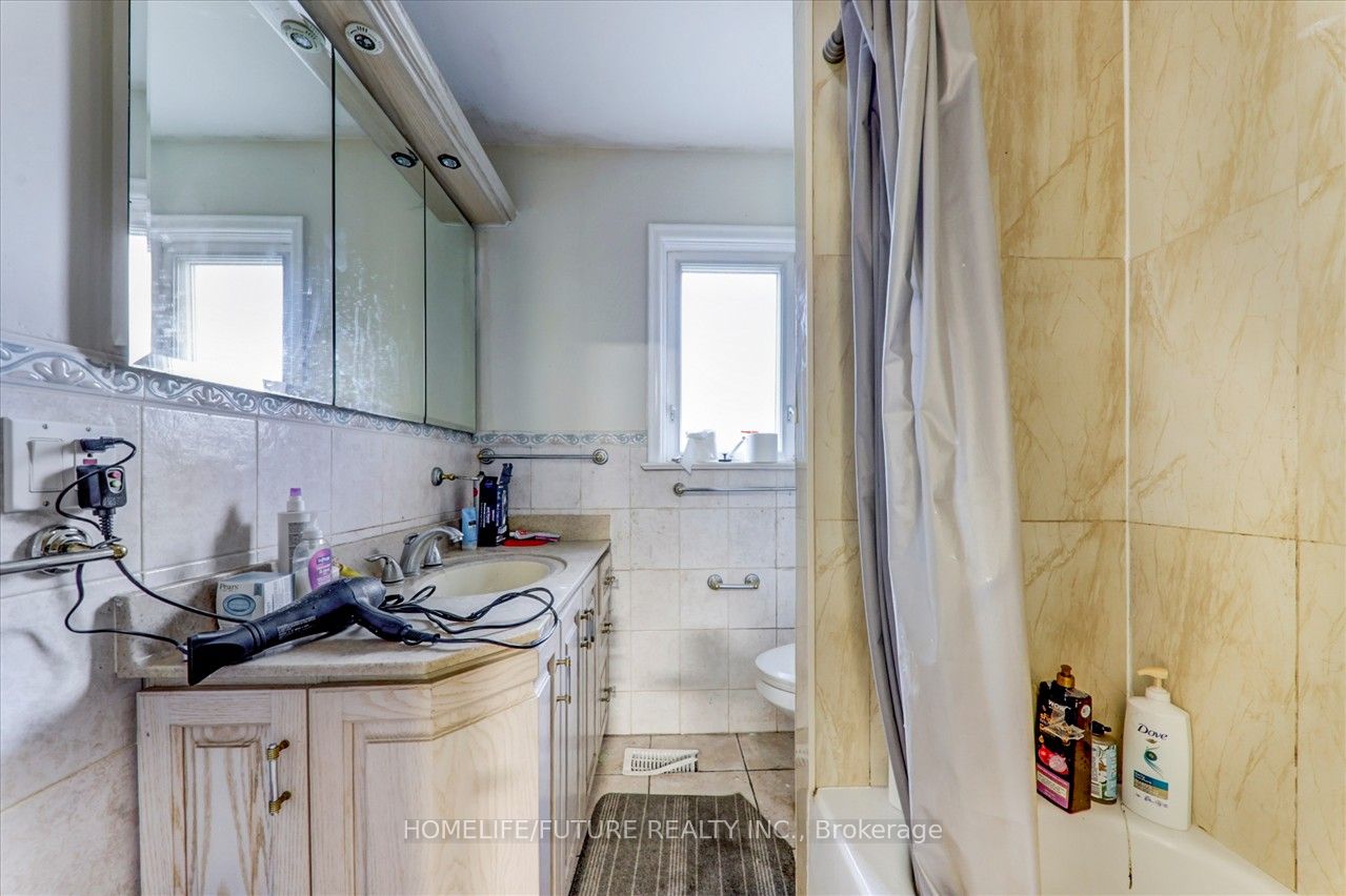 8 Bonacres Ave
