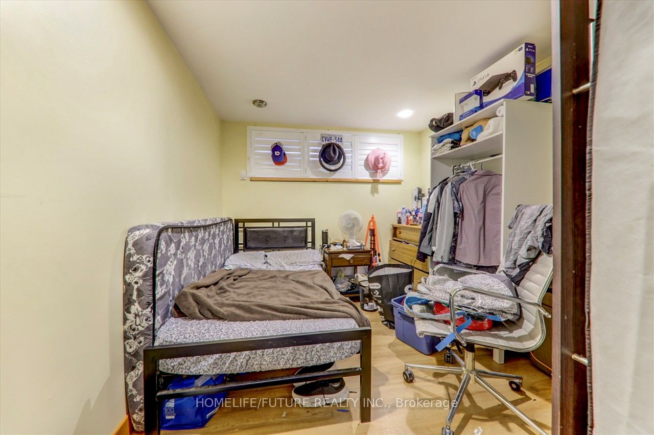 8 Bonacres Ave