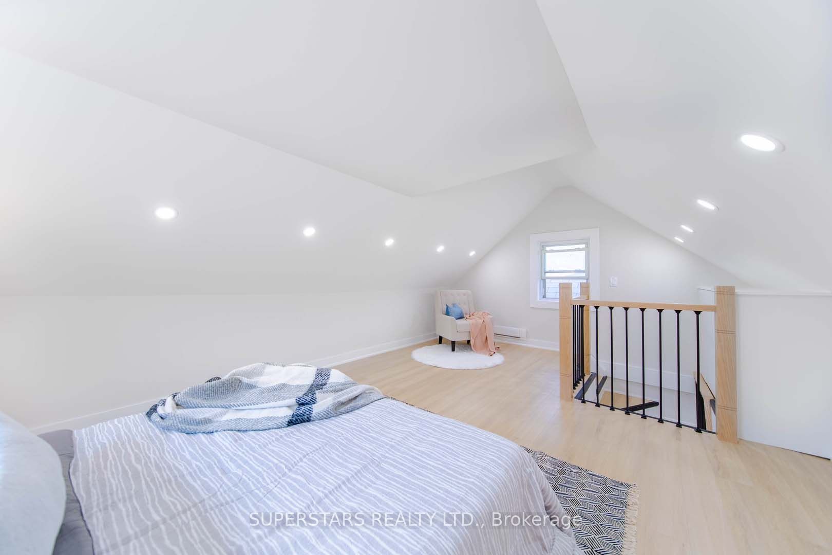 14 Pinegrove Ave