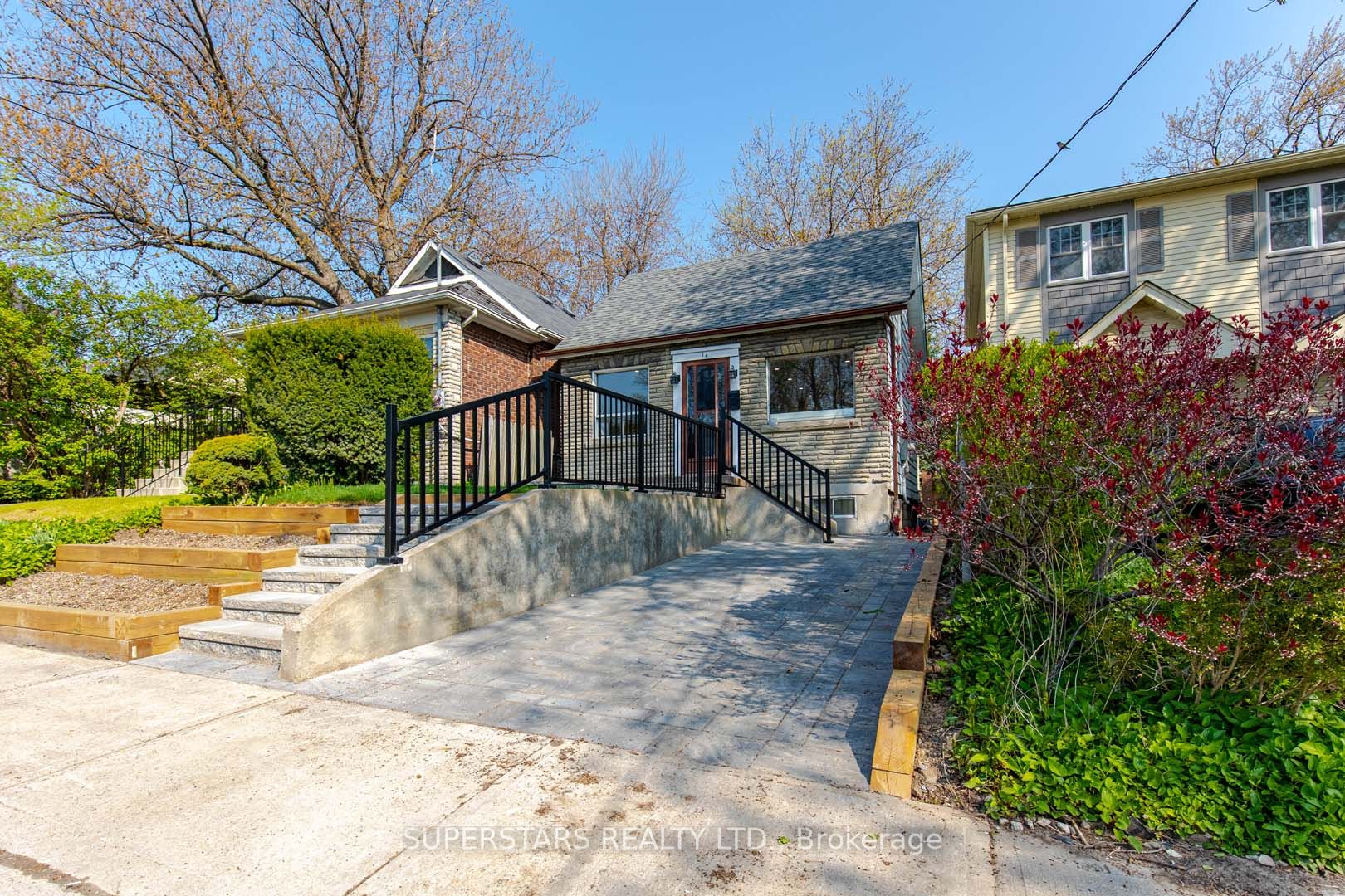 14 Pinegrove Ave
