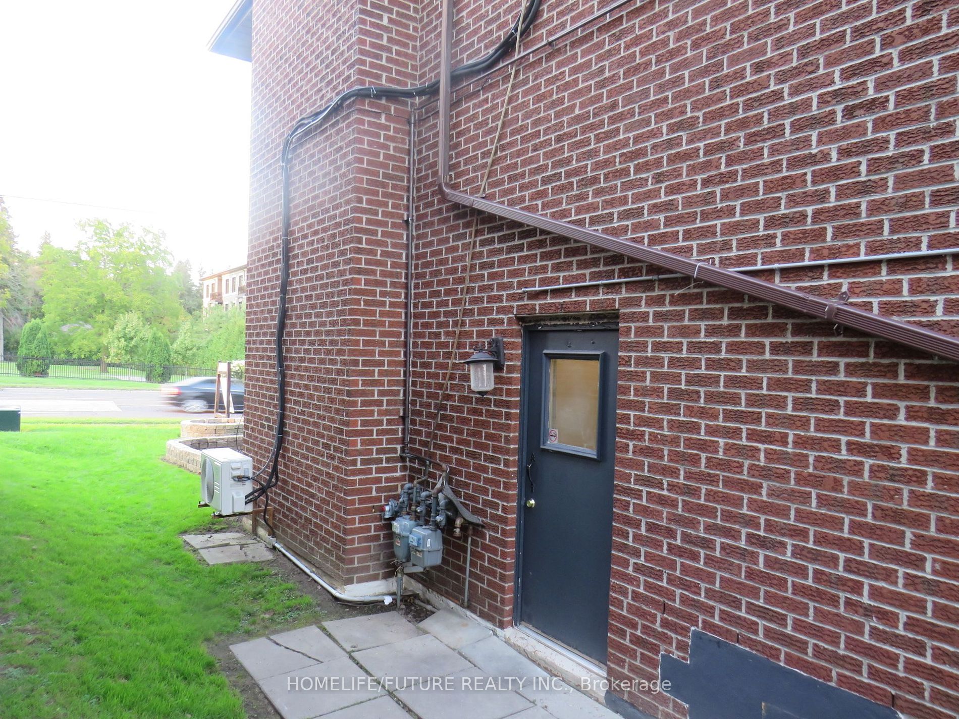 717 King St W