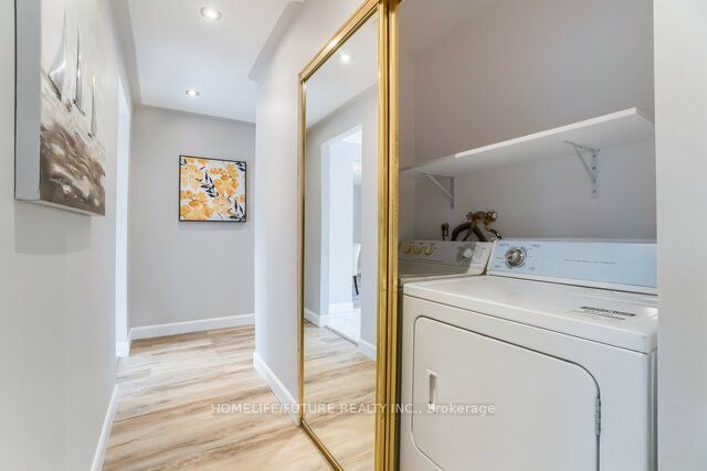 717 King St W