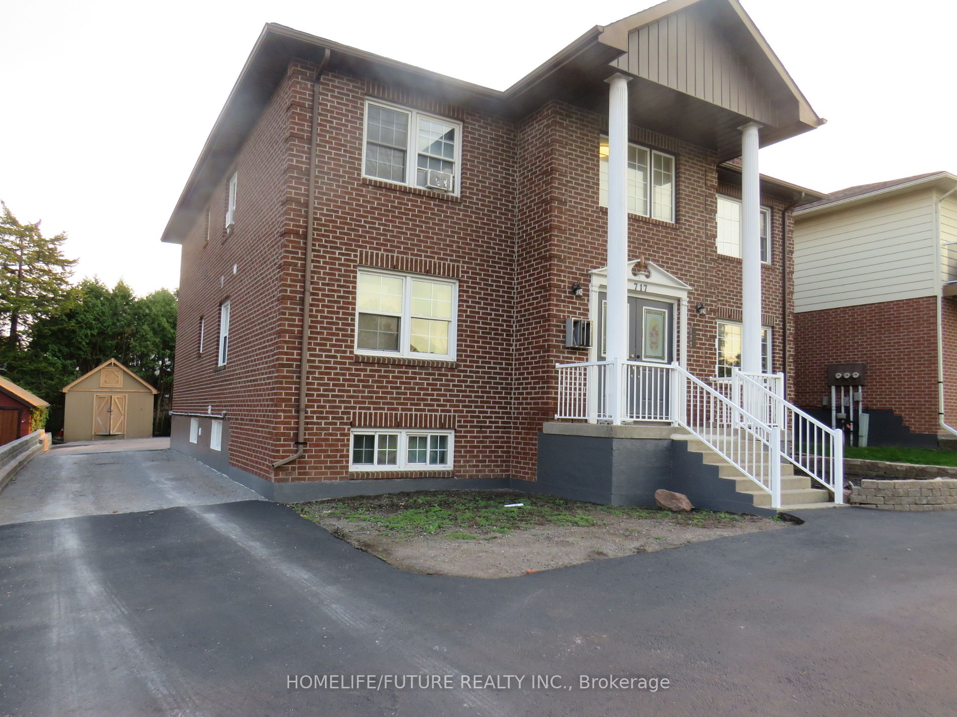 717 King St W