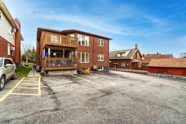 717 King St W