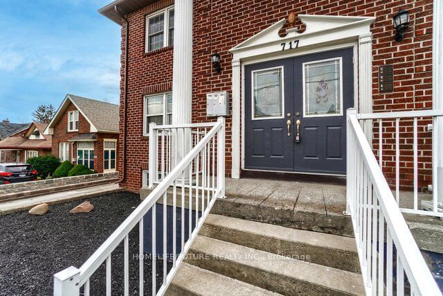 717 King St W