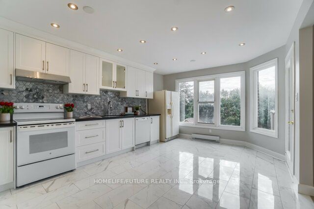 717 King St W