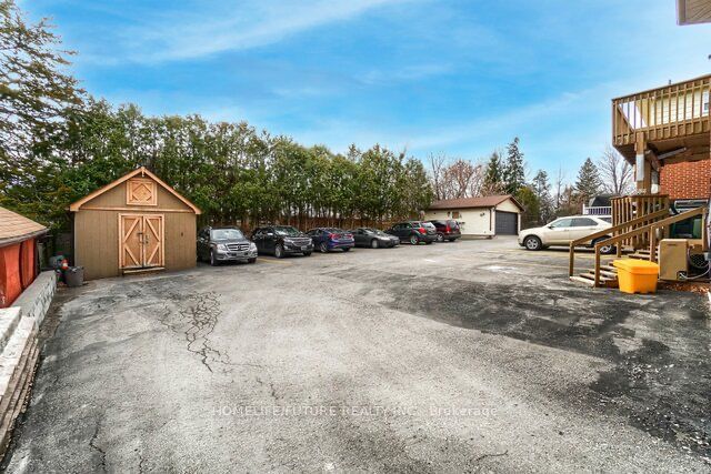 717 King St W