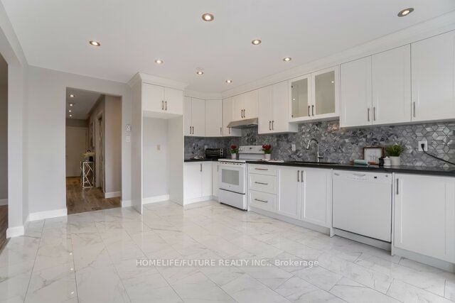 717 King St W