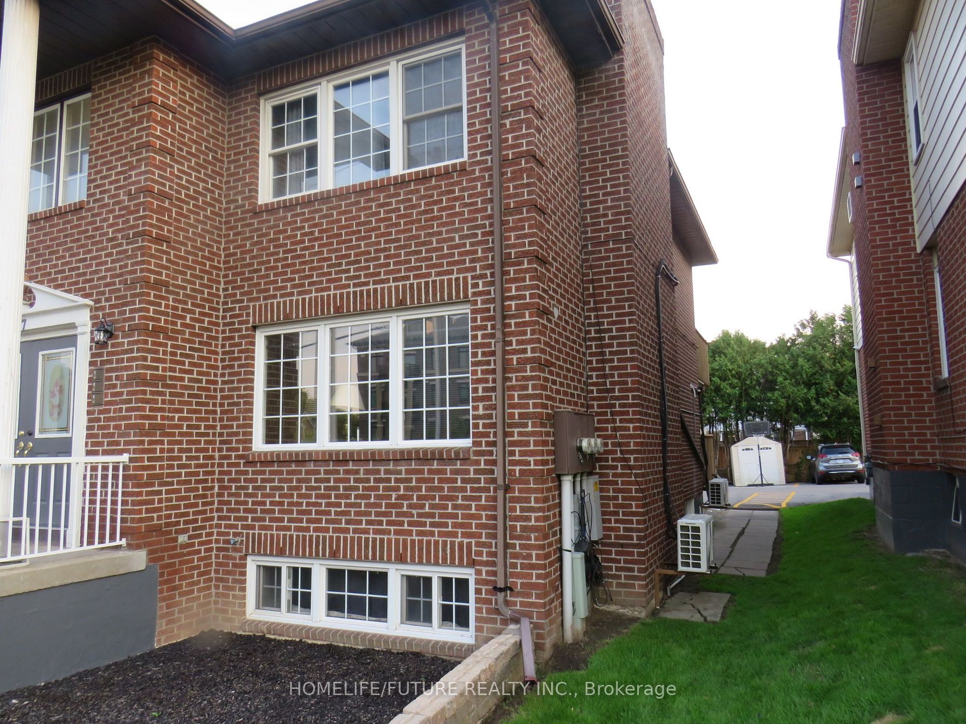 717 King St W