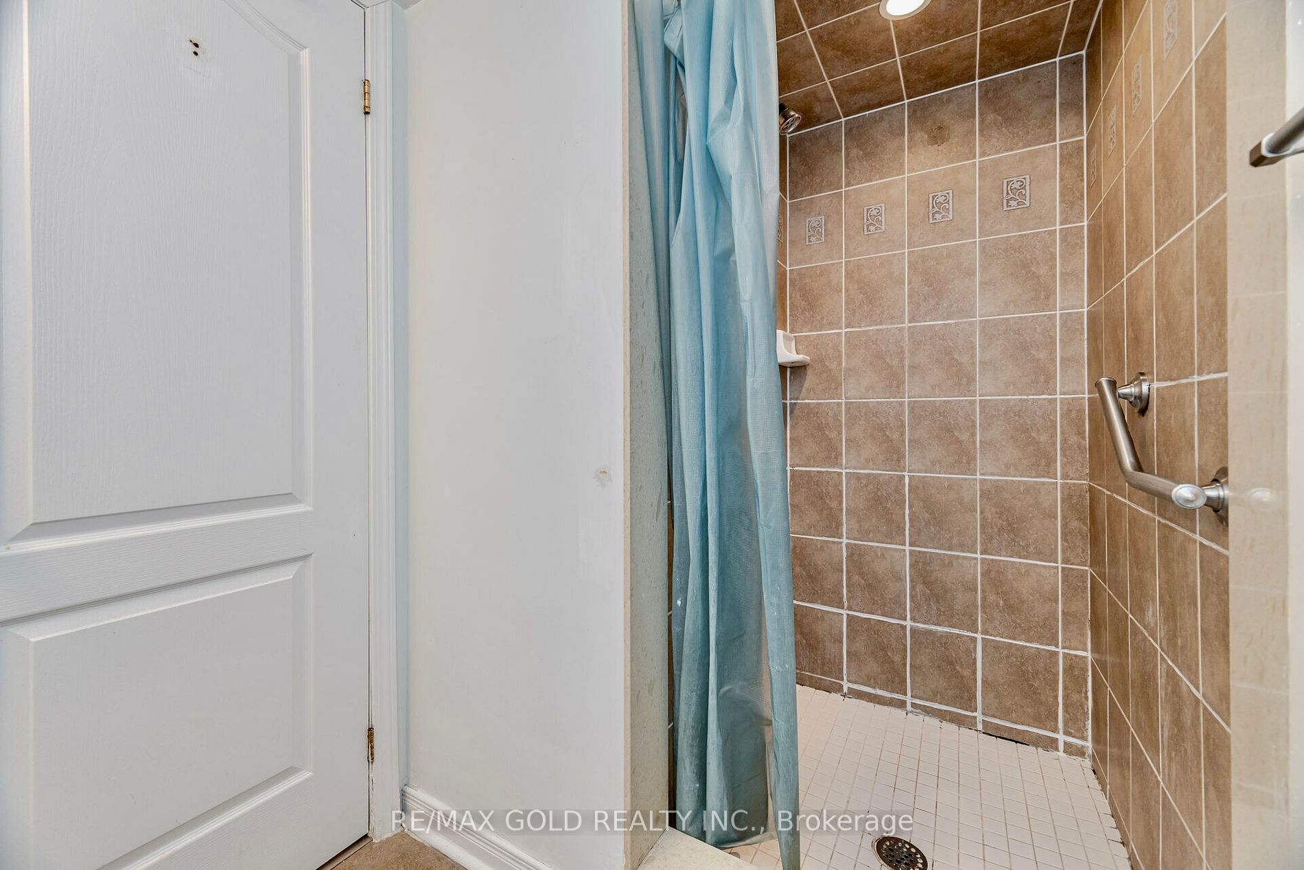 15 Strangford Lane, #104