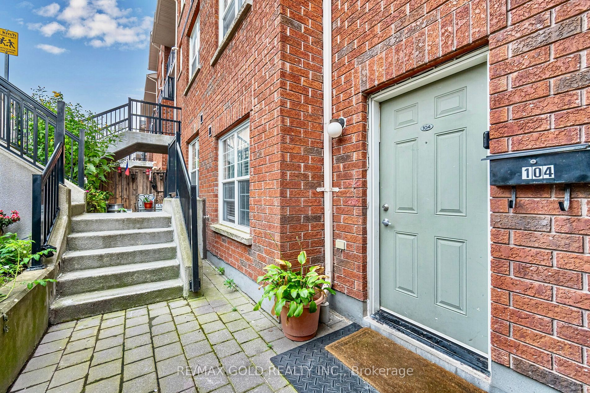 15 Strangford Lane, #104