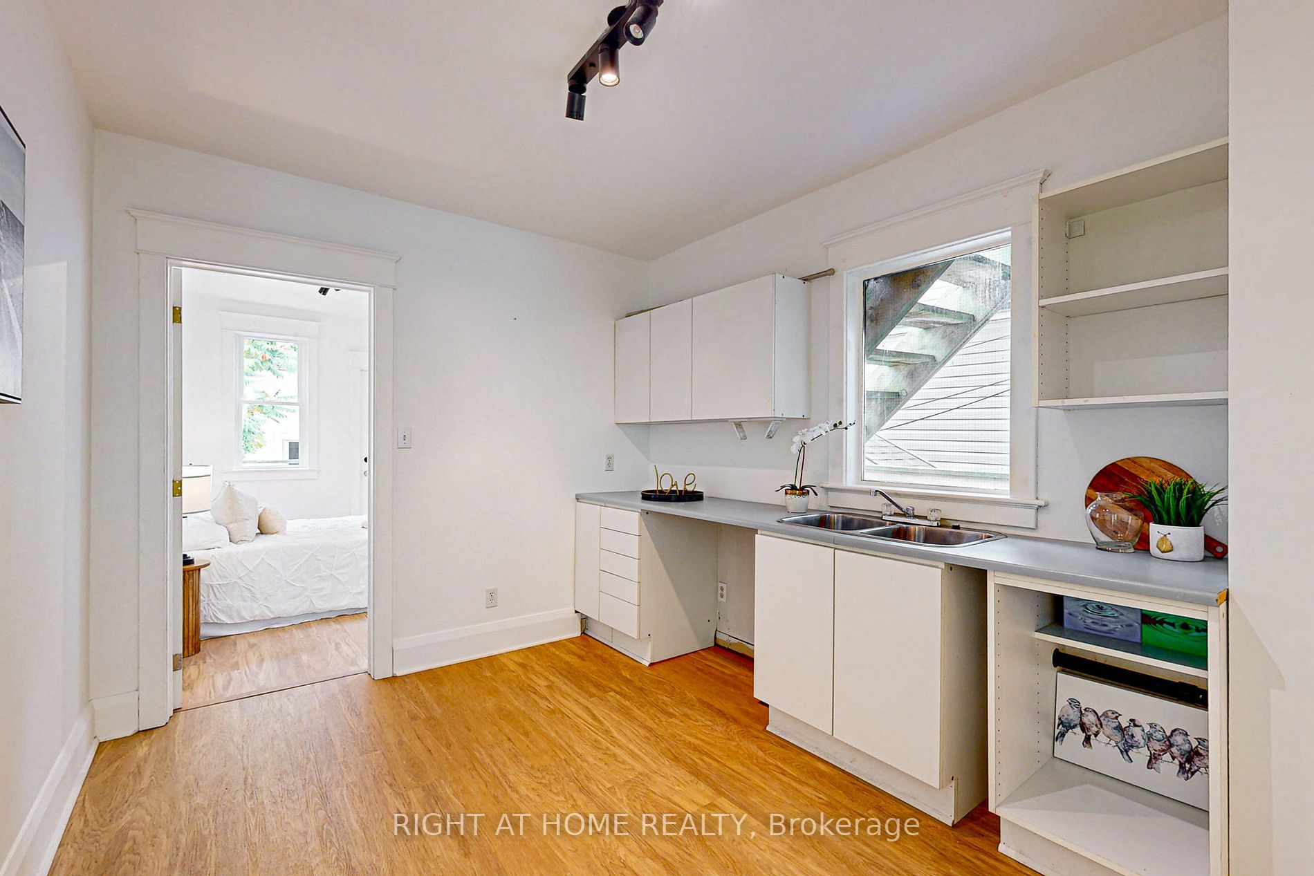 1055 Woodbine Ave