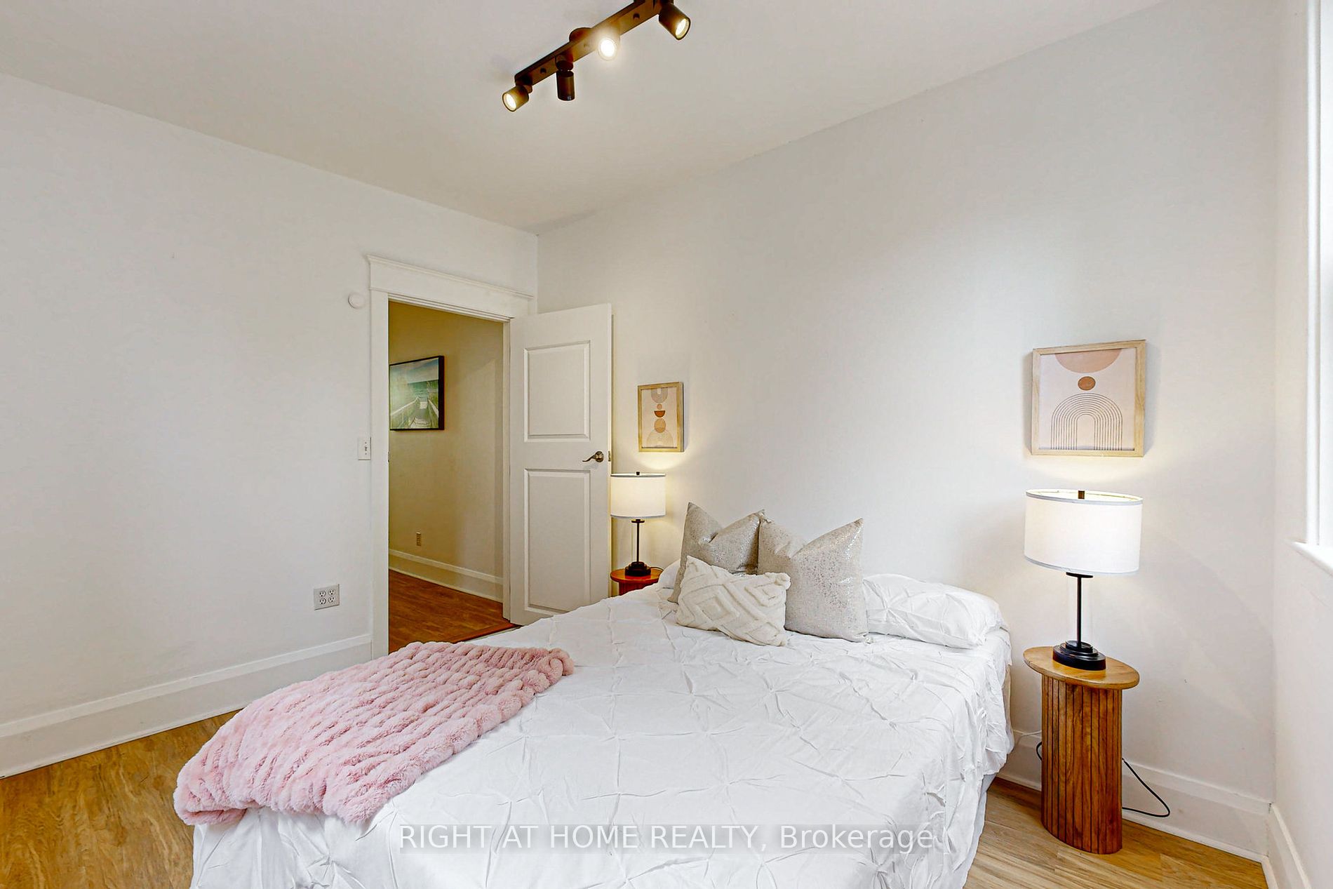 1055 Woodbine Ave