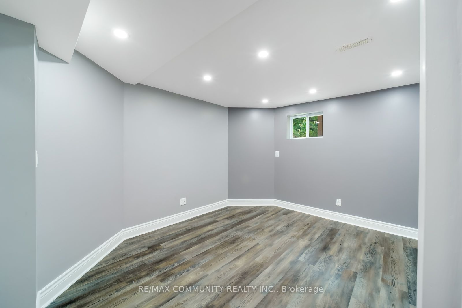 12 William Davidson St