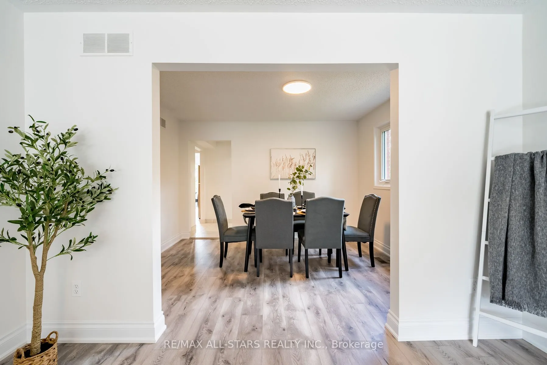 5 Edinborough Ave