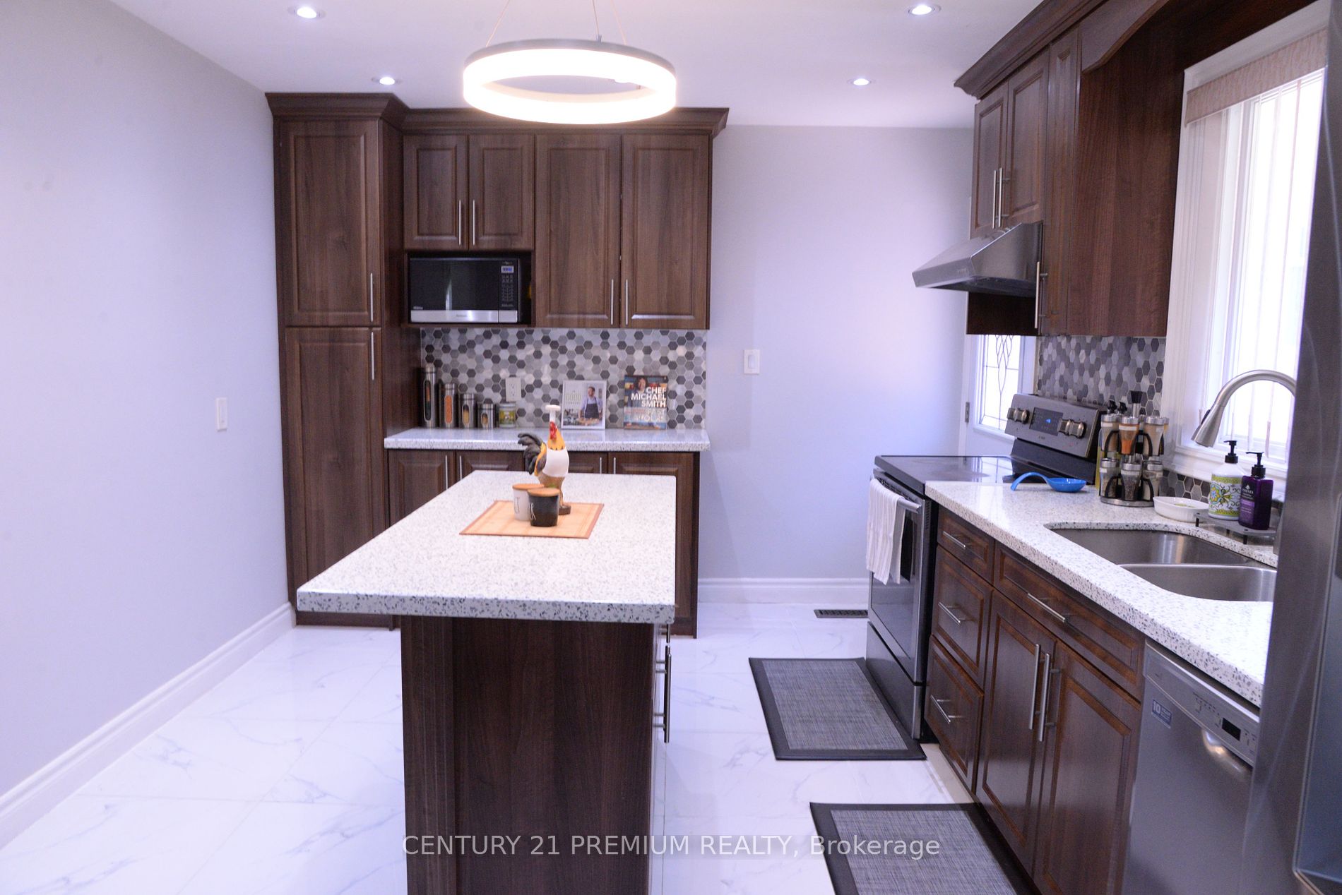 32 Hoshlega Dr, #Main Fl