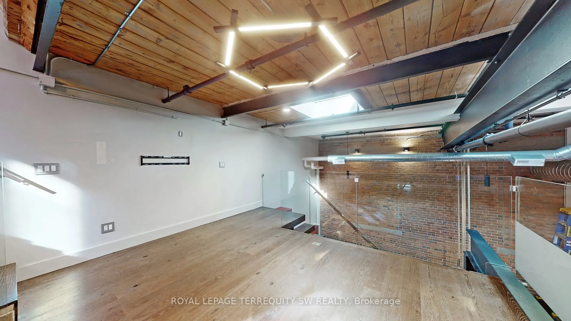 326 Carlaw Ave, #124