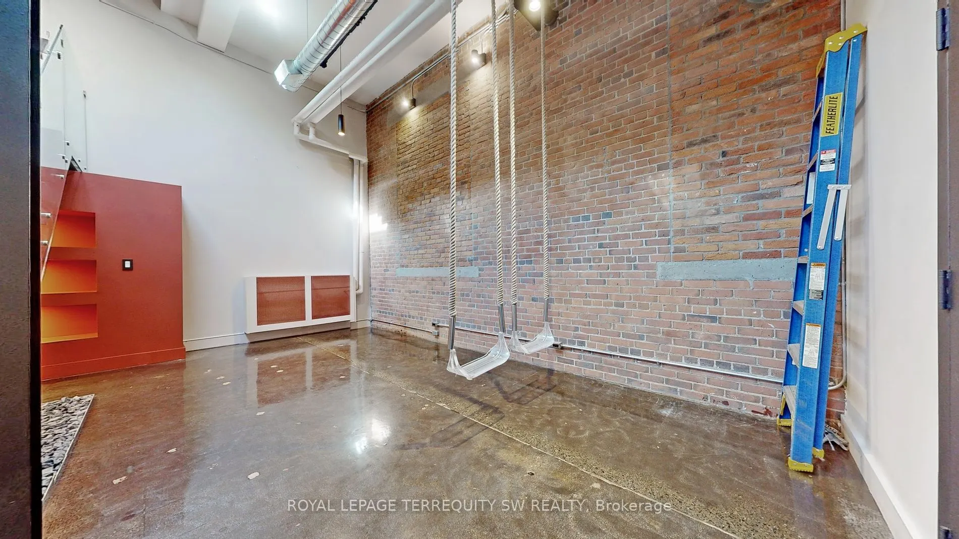 326 Carlaw Ave, #124