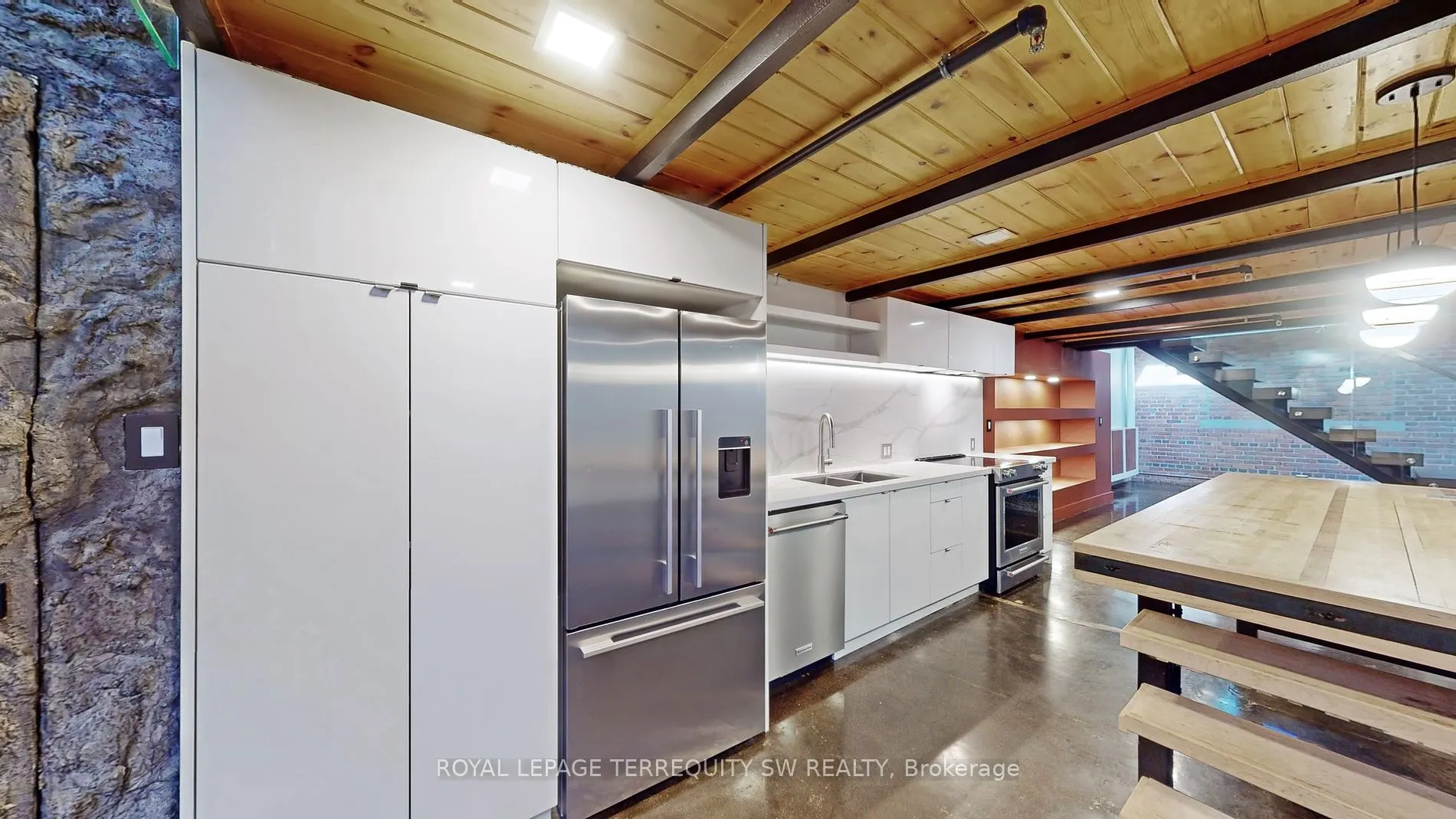 326 Carlaw Ave, #124