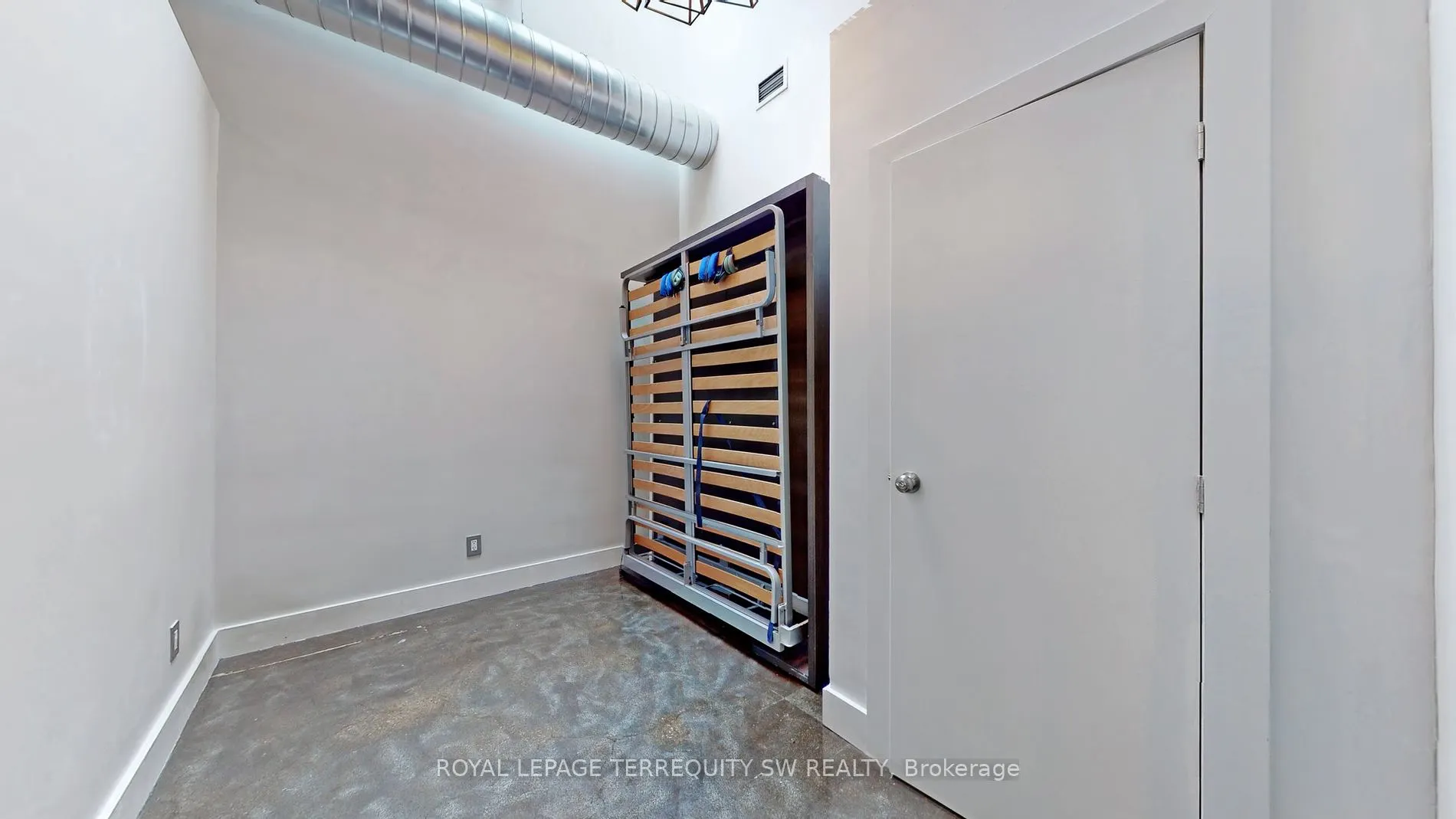 326 Carlaw Ave, #124