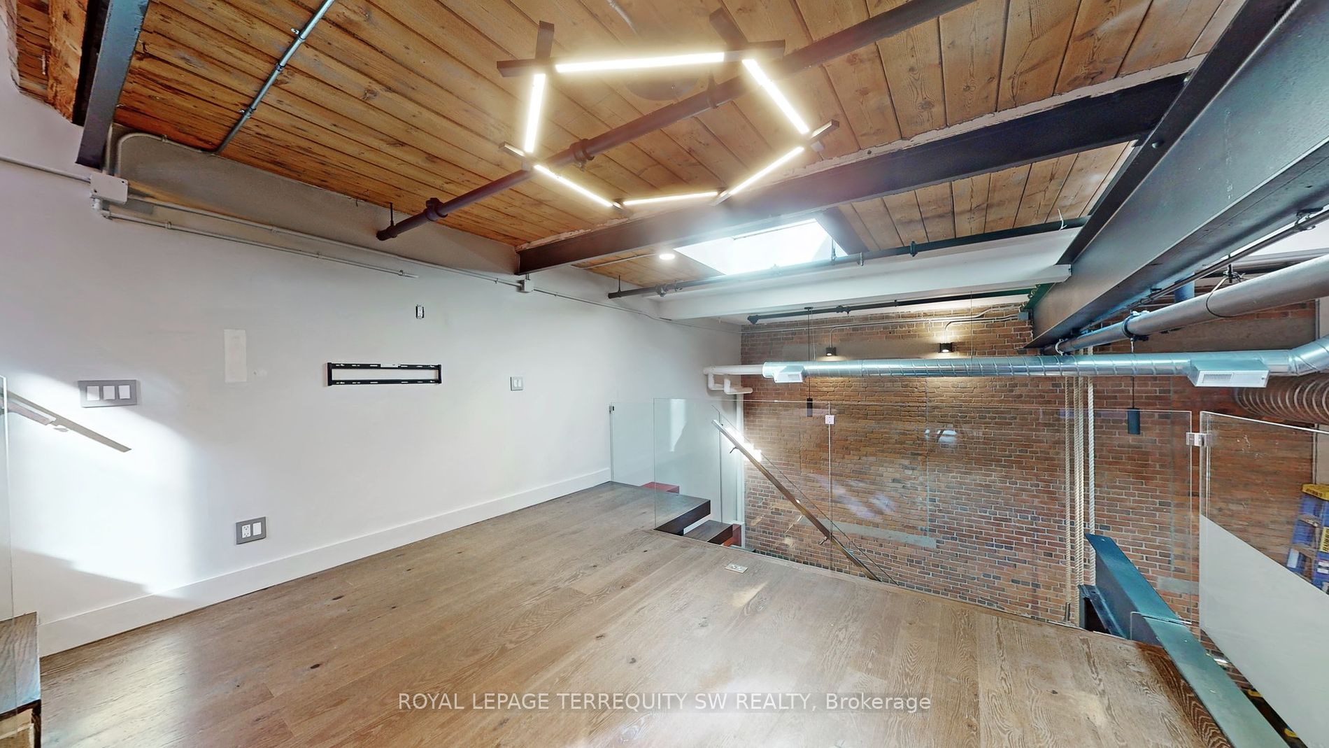 326 Carlaw Ave, #124
