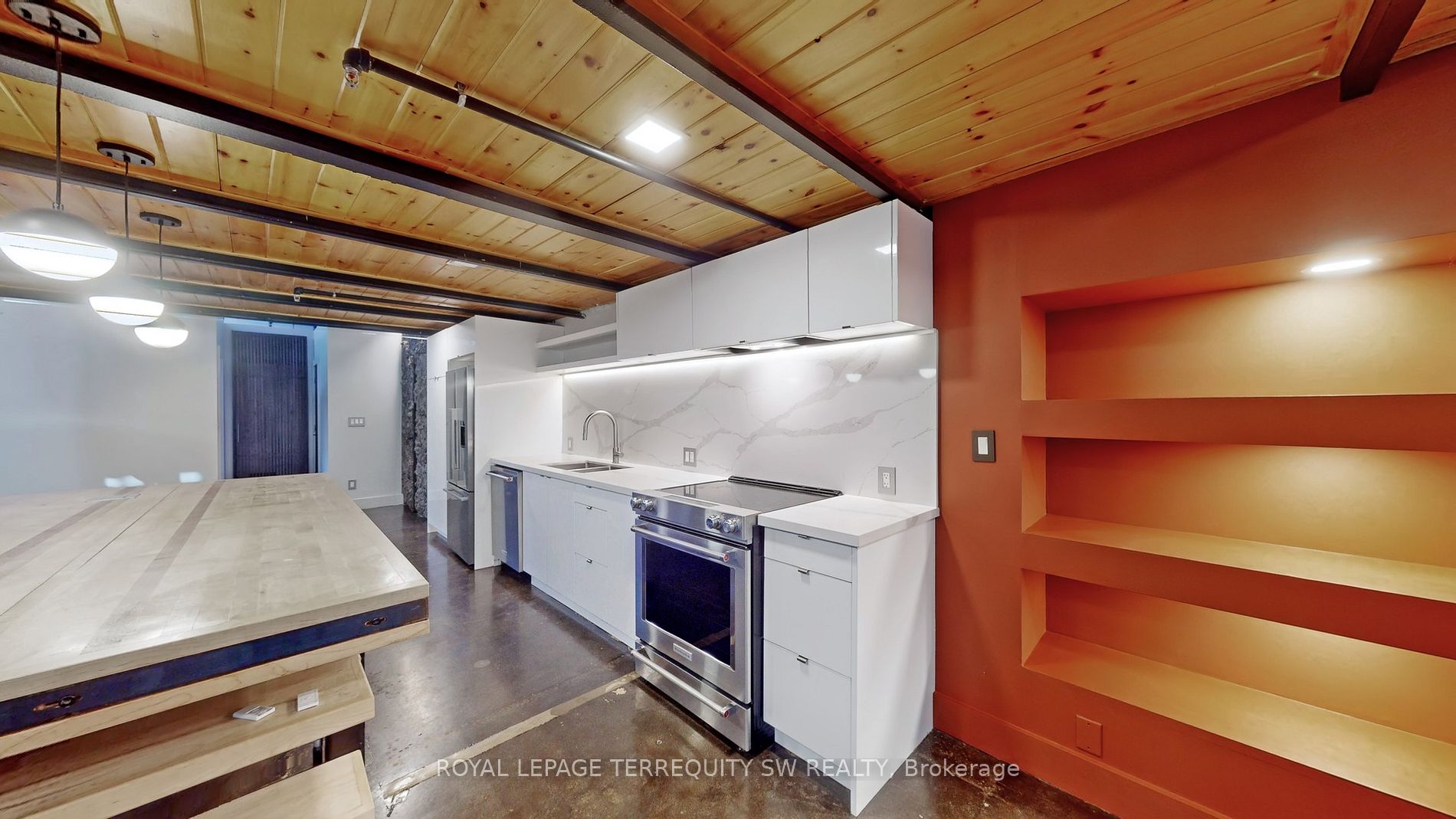 326 Carlaw Ave, #124