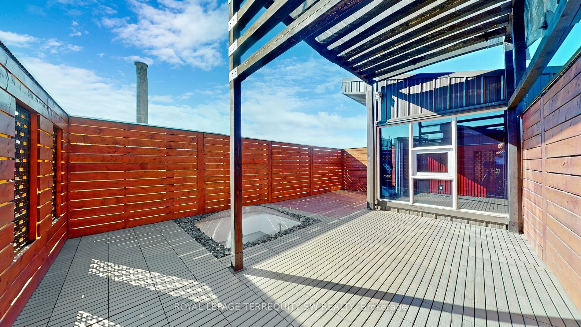 326 Carlaw Ave, #124