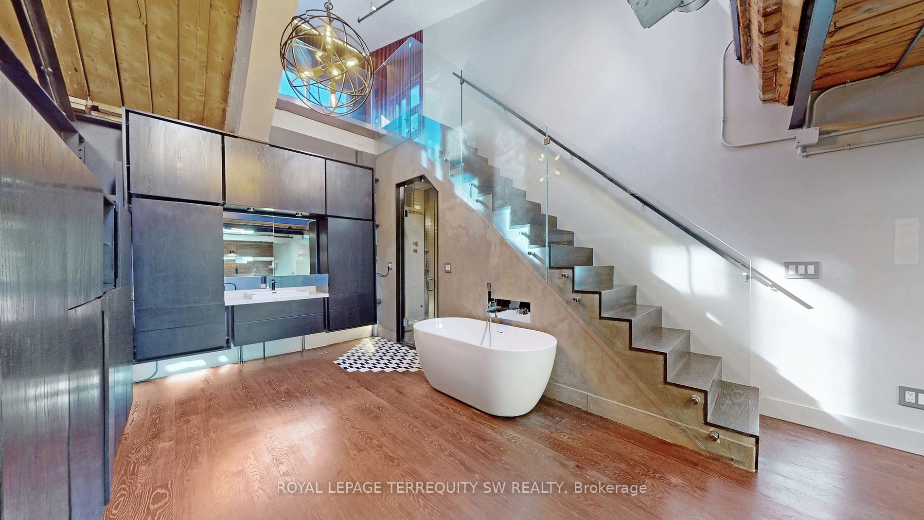 326 Carlaw Ave, #124
