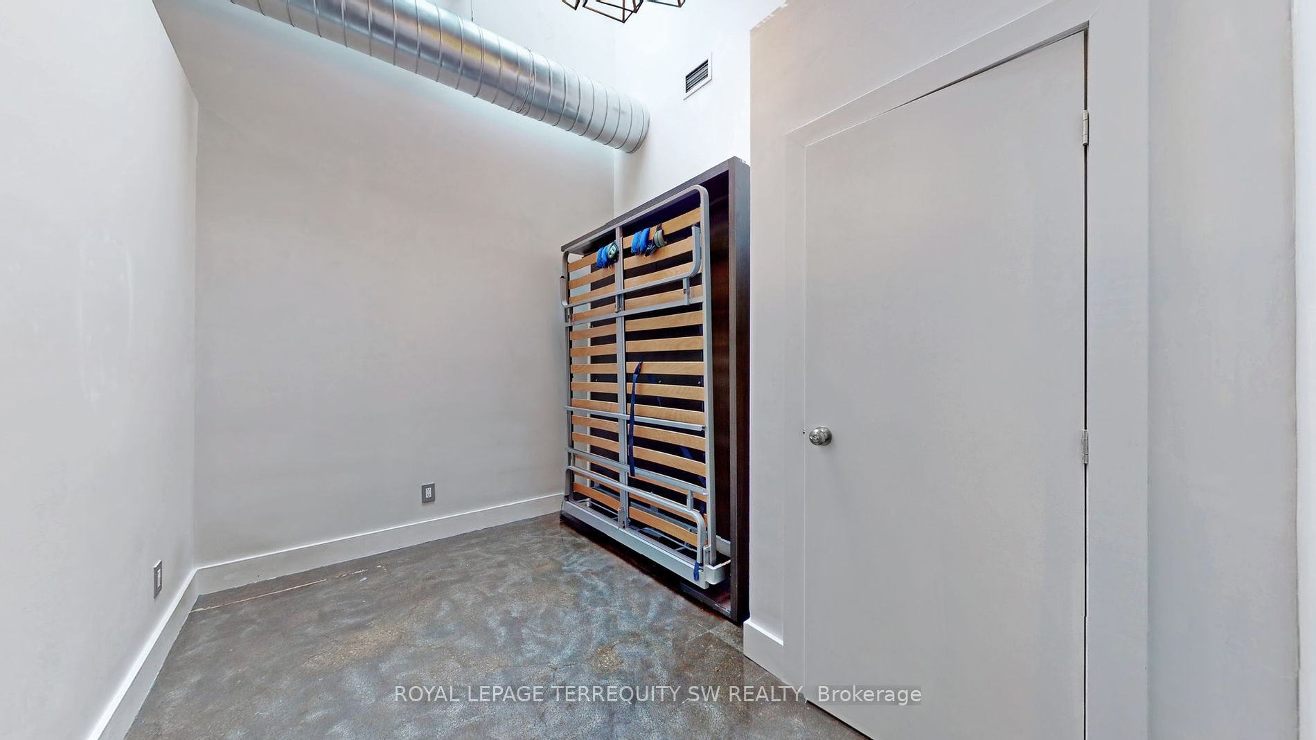326 Carlaw Ave, #124