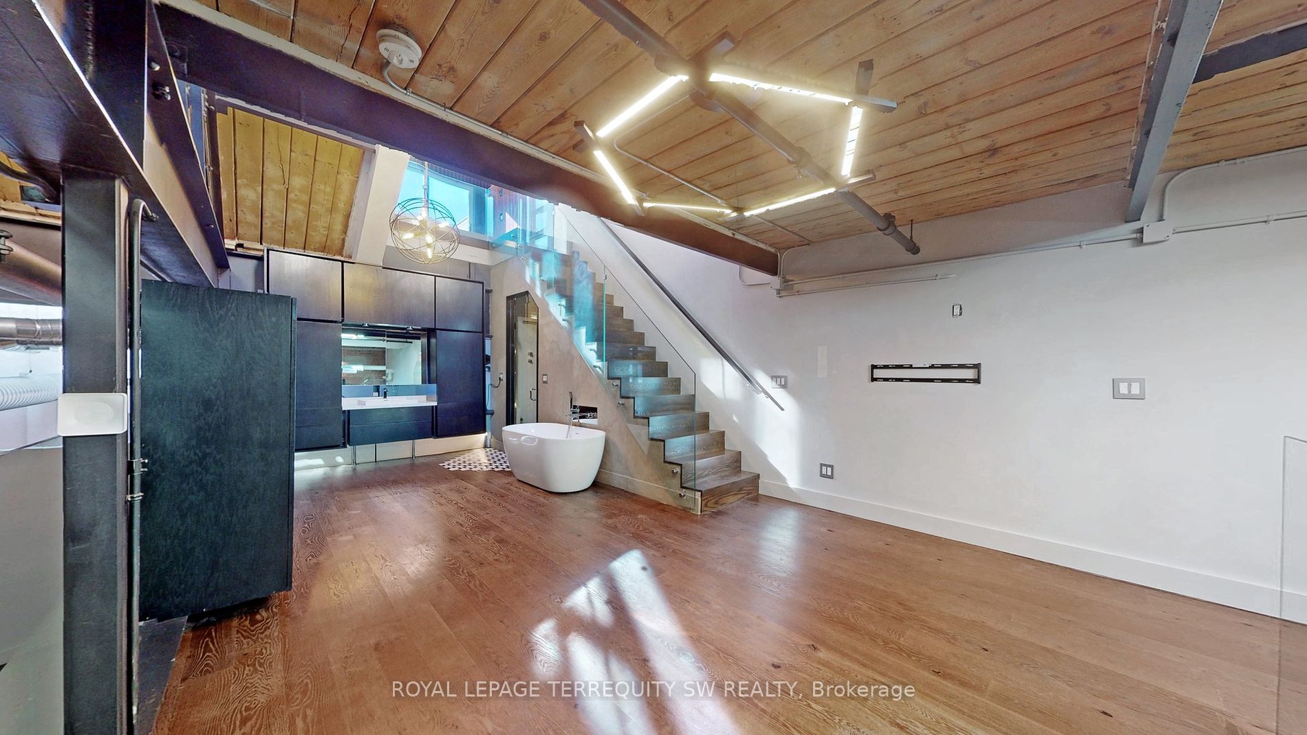 326 Carlaw Ave, #124