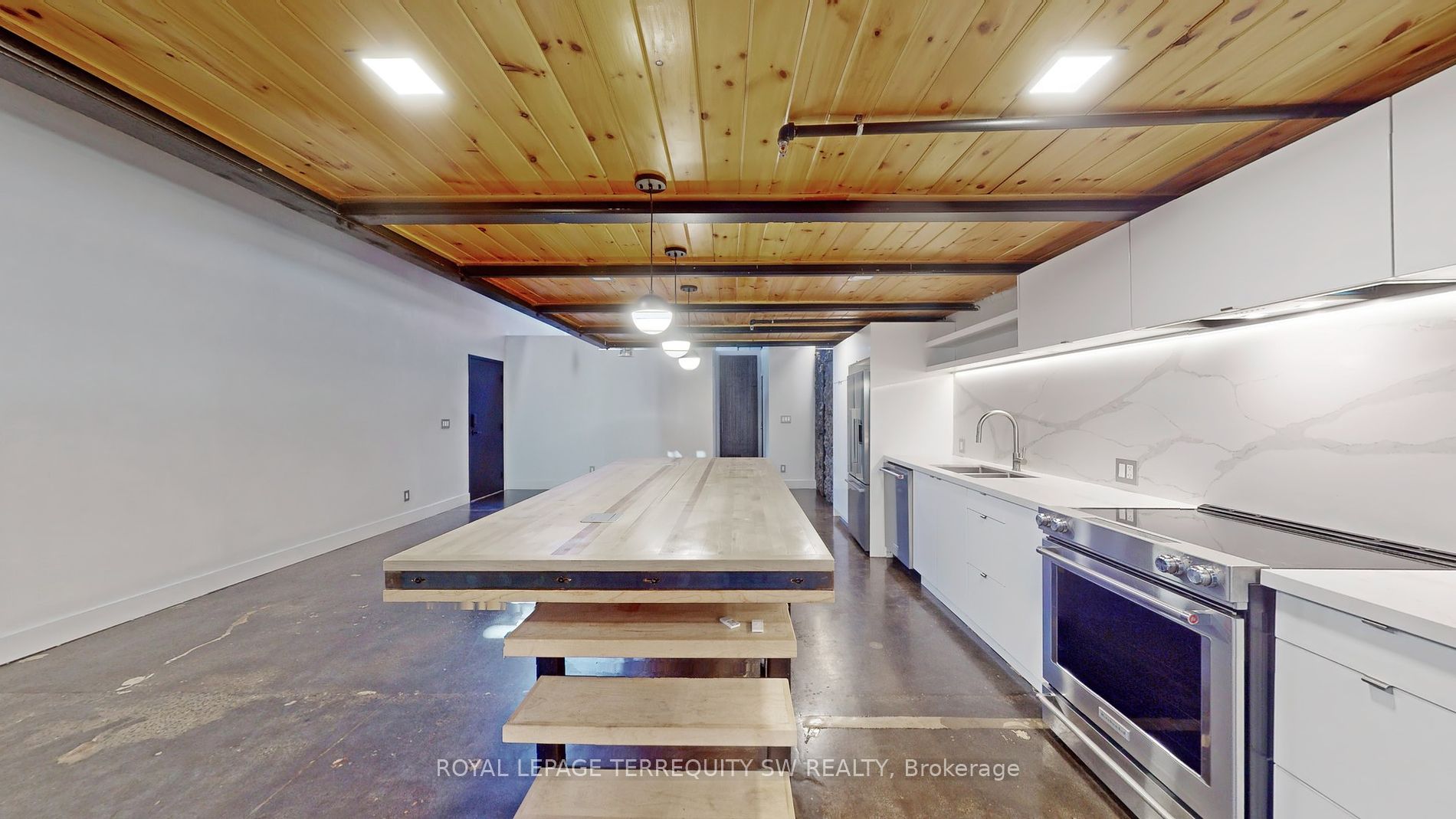 326 Carlaw Ave, #124