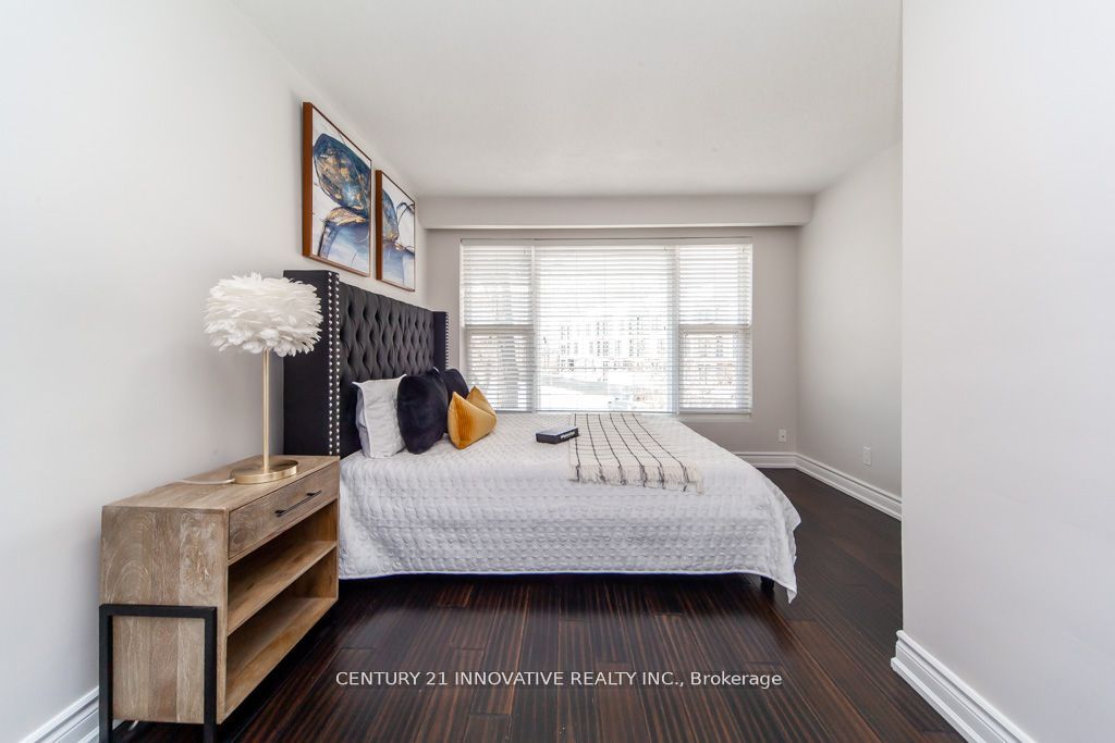 135 Queensbury Ave