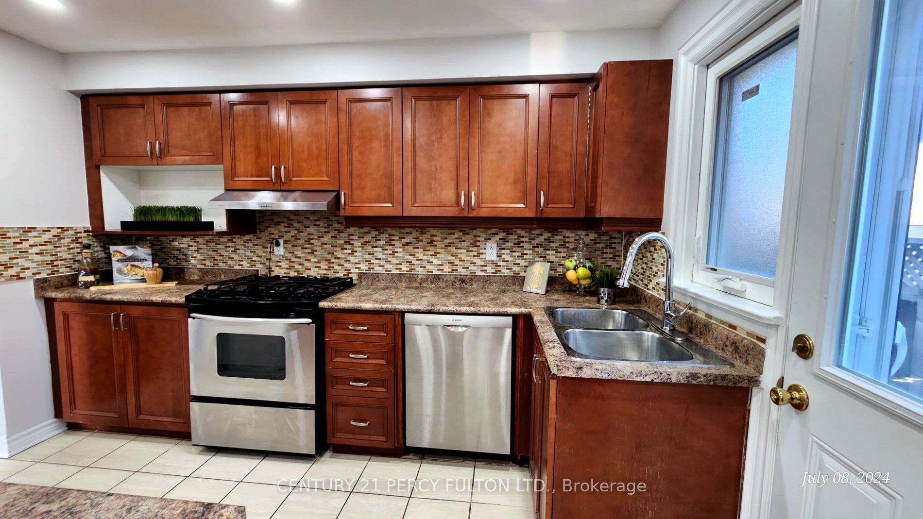 869 Scarborough Golf Club Rd