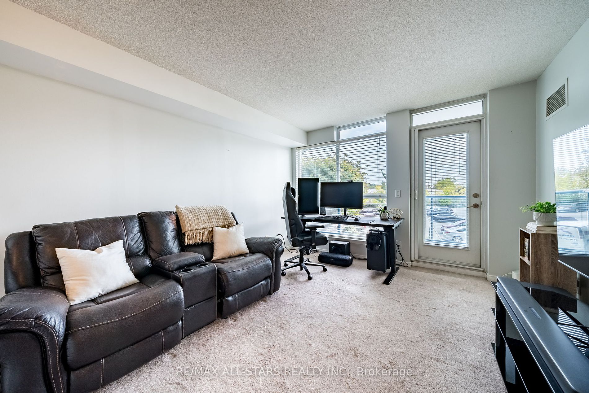 340 Watson St W, #106