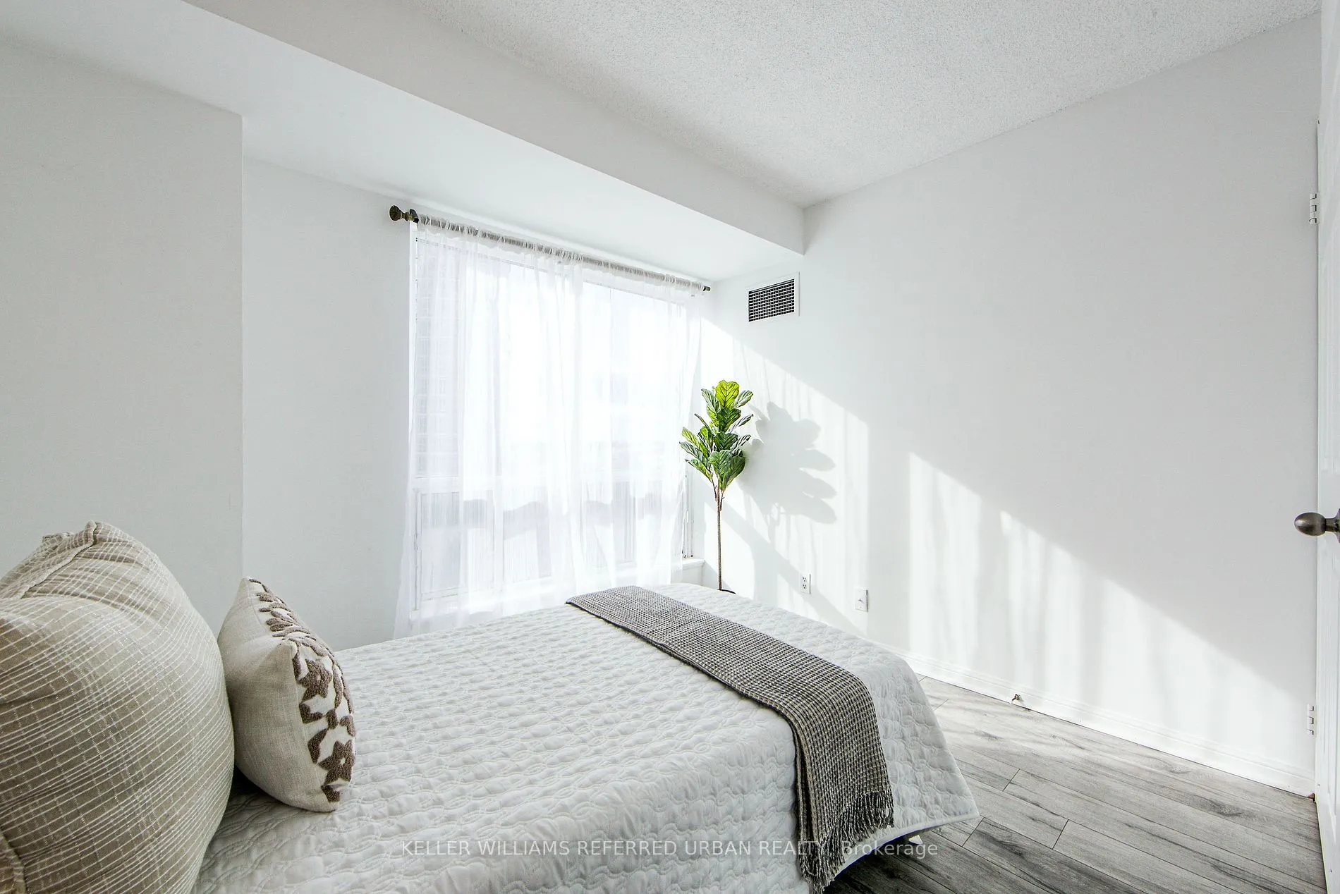 11 Lee Centre Dr, #703